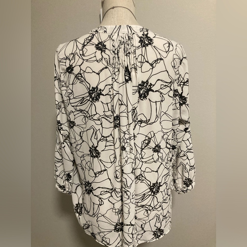 NYDJ blouse. - Picture 3 of 6